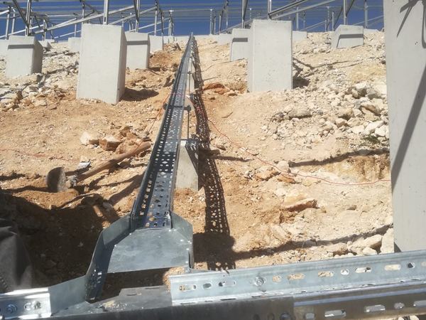 Cable tray between the rows
