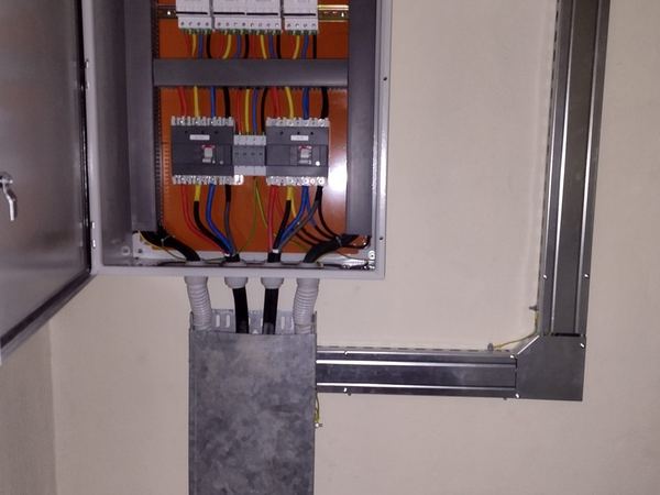 Distribution board with automatic fire suppression